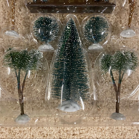 8 pack Christmas Village Accessories - Picture 4 of 5